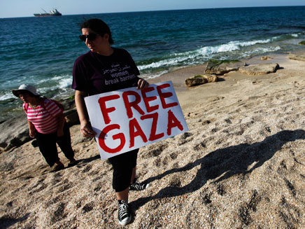 פעיל למען המשט לעזה בחוף הים באשדוד (צילום: חדשות 2)