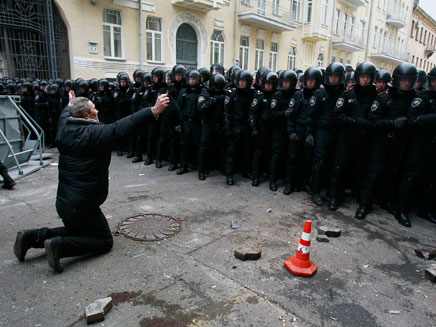 מפגין מול עשרות שוטרים (צילום: רויטרס)