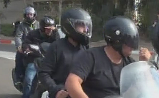 אלפרון מורכב על האופנוע (צילום: חדשות 2)