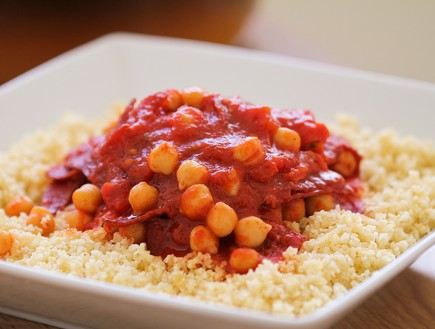 תבשיל חומוס ועגבניות על מצע בורגול (צילום: עידית נרקיס כ