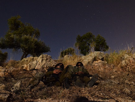 חיילים ישנים בשטח (צילום: במחנה)