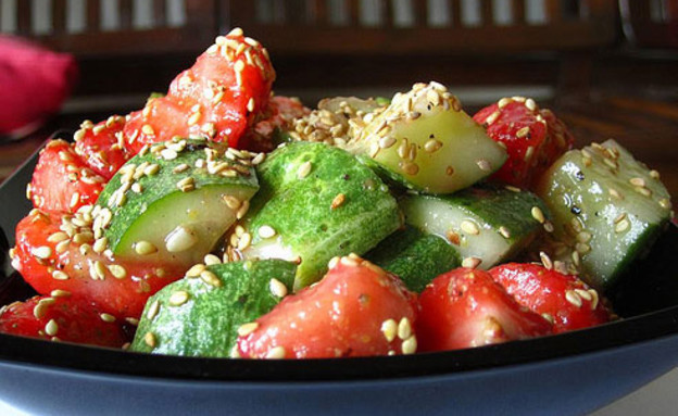 סלט תותים ומלפפונים דיאטתי Yogita Mehra dietrecipe (צילום: Yogita Mehra dietrecipesblog, mako אוכל)