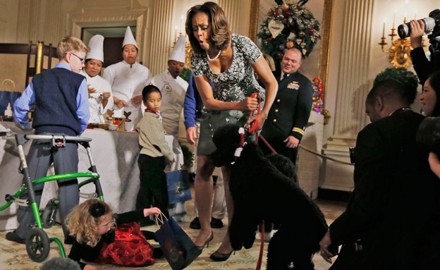צפו: סאני אובמה מתנפלת על ילדה בבית הלבן (צילום: AP)