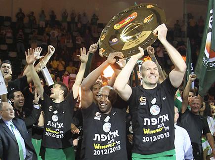 החגיגות יוקדמו ביום? בתמונה: חיפה זוכה באליפות אשתקד (אלן שיבר) (צילום: ספורט 5)