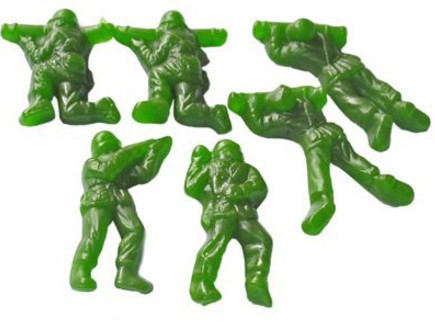 סוכריות גומי בצורת חיילי צעצוע (צילום: huffingtonpost.com, צילום מסך)