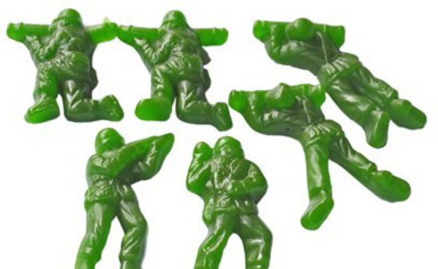 סוכריות גומי בצורת חיילי צעצוע (צילום: huffingtonpost.com, צילום מסך)