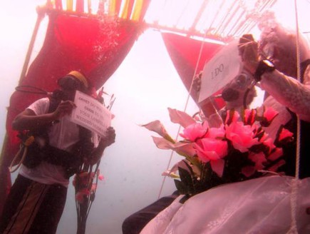 חתונה מתחת למים (צילום: metro.co.uk)
