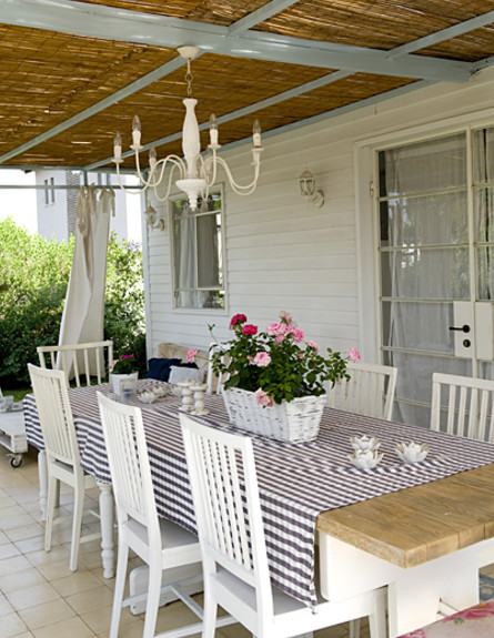 בית מירב, מרפסת שולחן וכסאות גובה (צילום: גלית דויטש)