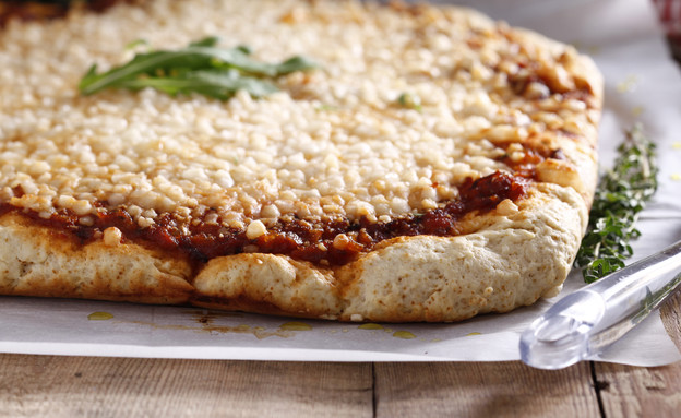 פיצה מבצק עם שמנת חמוצה (צילום: אפיק גבאי, mako אוכל)