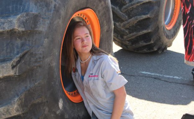 נהגת מונסטר טראק בת 16