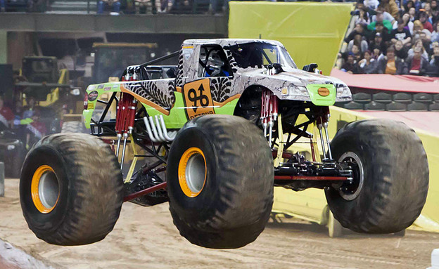 נהגת מונסטר טראק בת 16