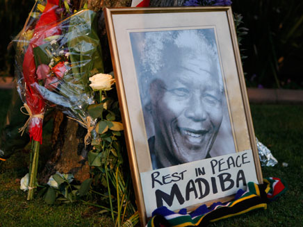 אבלים על מותו של נלסון מנדלה (צילום: חדשות 2)