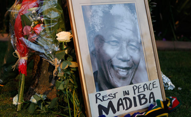 אבלים על מותו של נלסון מנדלה (צילום: חדשות 2)