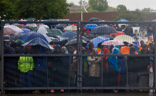 המונים מתאספים בדרום אפריקה (צילום: רויטרס)