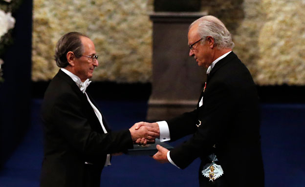 מייקל לויט מקבל את פרס נובל (צילום: רויטרס)