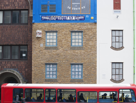 בית הפוך, אוטובוס (צילום: Courtesy of Alex Chinneck)