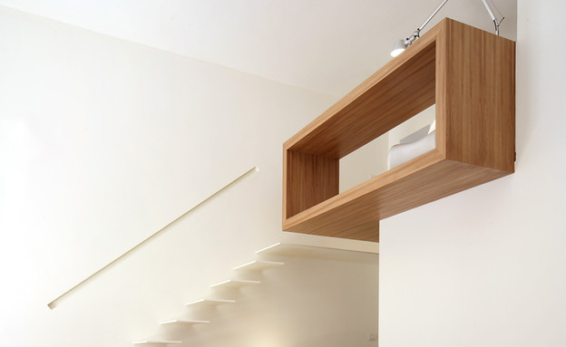 קופסה לבנה, מדרגות מדף (צילום: Beppe Giardino)