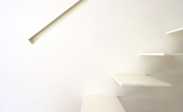 קופסה לבנה, מדרגות עץ גובה (צילום: Beppe Giardino)