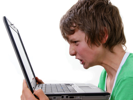 צעיר צועק על המחשב (צילום: אימג'בנק / Thinkstock)