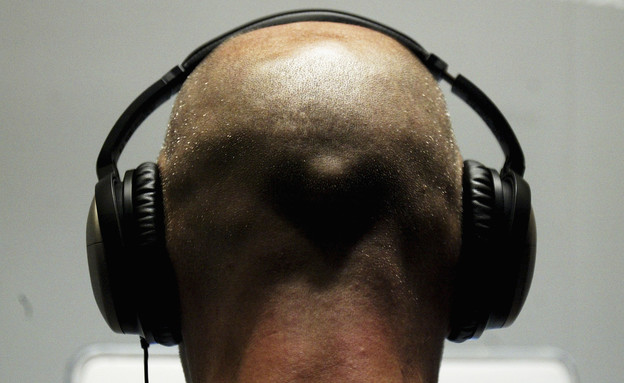 גבר עם אוזניות (צילום: Ian Waldie, GettyImages IL)