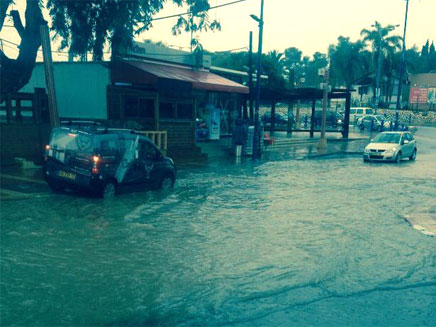 רחובות רבים הוצפו לחלוטין רחובות רבים הוצפו לחלוטין