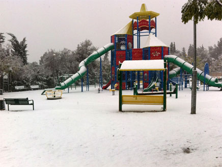 שלג בגן השעשועים (צילום: בנימין, המייל האדום)