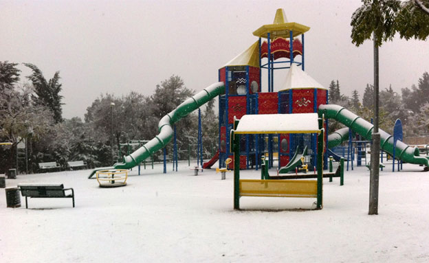 שלג בגן השעשועים (צילום: בנימין, המייל האדום)
