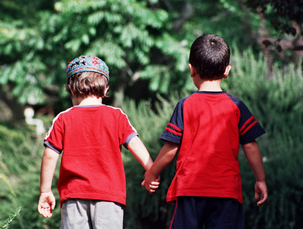 ילד דתי וילד חילוני מחזיקים ידיים (צילום: צביקה נבו,  יחסי ציבור )
