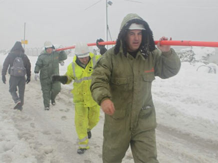 עובדי חברת החשמל בסופה (צילום: דוברות חברת החשמל)