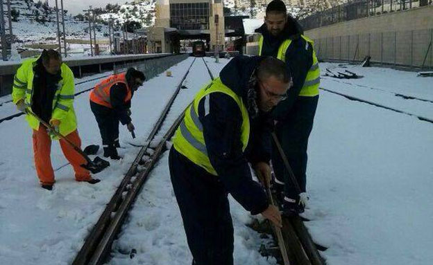 מכינים את המסילה ליציאת רכבות (צילום: פייסבוק רכבת ישראל)