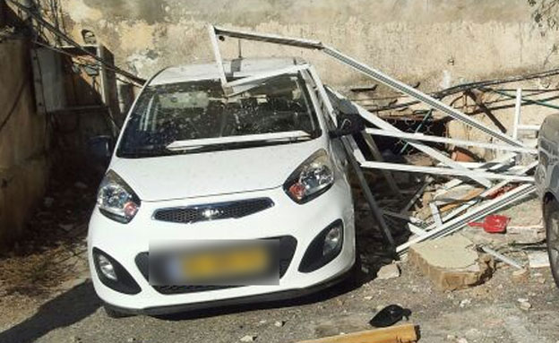נזק נגרם למכונית (צילום: דוברות מחוז תל אביב)