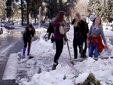 הקנדים גורפים שלג גם בחופש (צילום: חדשות 2)