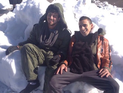 עומר ואביתר מבלים בשלג (צילום: סיון יאנג, הכוכב הבא)