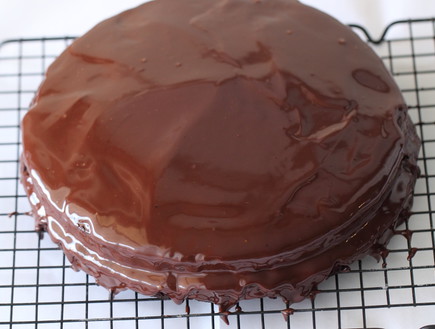 עוגת שוקולד עשירה שלב חמישי