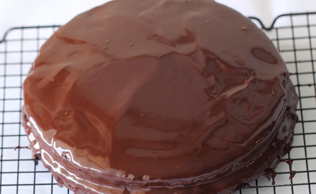 עוגת שוקולד עשירה שלב חמישי (צילום: חן שוקרון, mako אוכל)