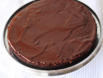 עוגת שוקולד עשירה שלב רביעי