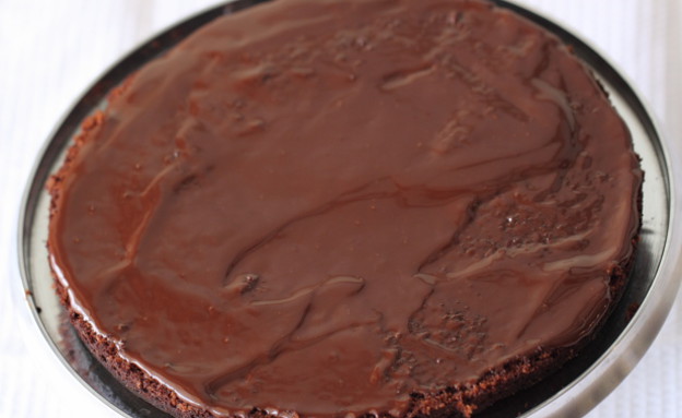 עוגת שוקולד עשירה שלב רביעי