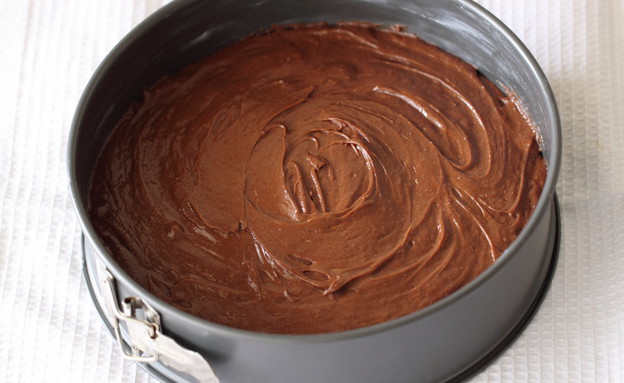 עוגת שוקולד עשירה שלב שלישי