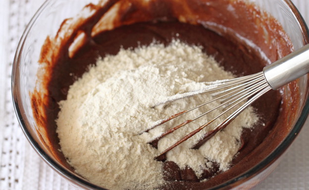 עוגת שוקולד עשירה שלב שני