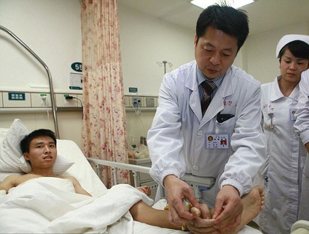 חיבר את היד לקרסול (צילום: Quirky China News)