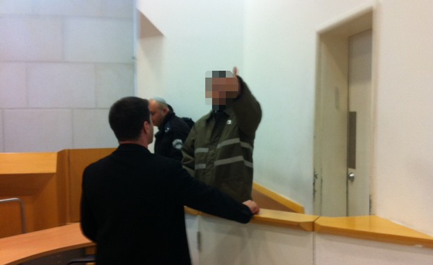 קצין ששדד בנק בבית משפט (צילום:  שמעון איפרגן)