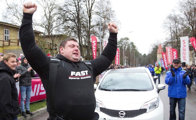 האיש שגורר 12 רכבי ניסאן