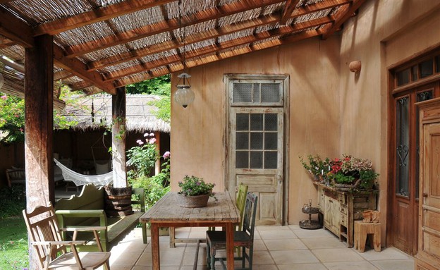 נועה בר לב, חצר שולחן נועה בר לב, חצר שולחן