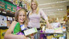 אמא וילדה בסופרמרקט (צילום: אימג'בנק / Thinkstock)
