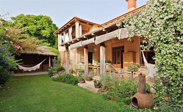 נועה בר לב, חצר דשא נועה בר לב, חצר דשא