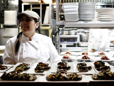 שפית עינת אדמוני במסעדת בלבוסטה (צילום: האתר הרשמי)