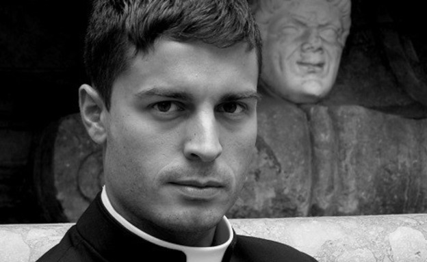 כומר לוהט (צילום: Piero Pazzi)