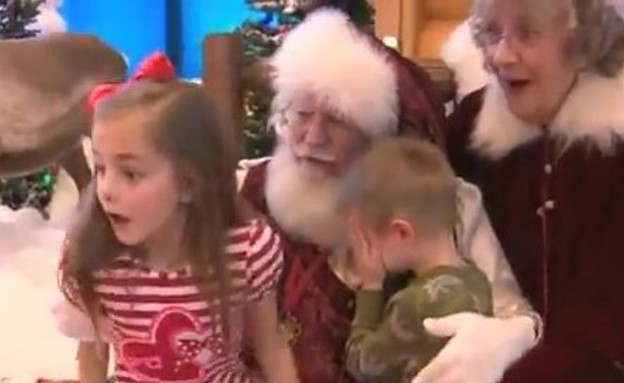 ילדים מתפללים עם סנטה