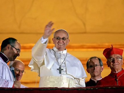 האפיפיור בערב בחירתו (צילום: AP)