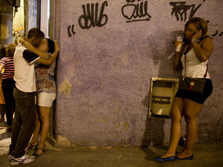 סוף לתמימות: נערות נמכרות לזנות, אילוסטרציה (צילום: AP)